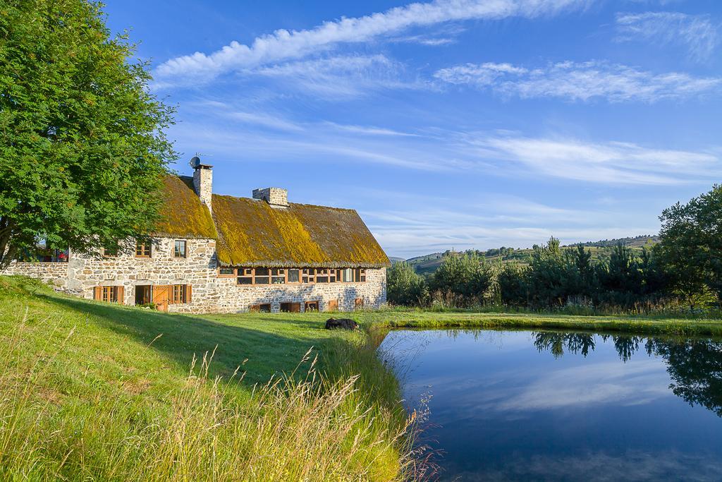 Hotel Le Jas Du Mas Saint-Anthème Esterno foto